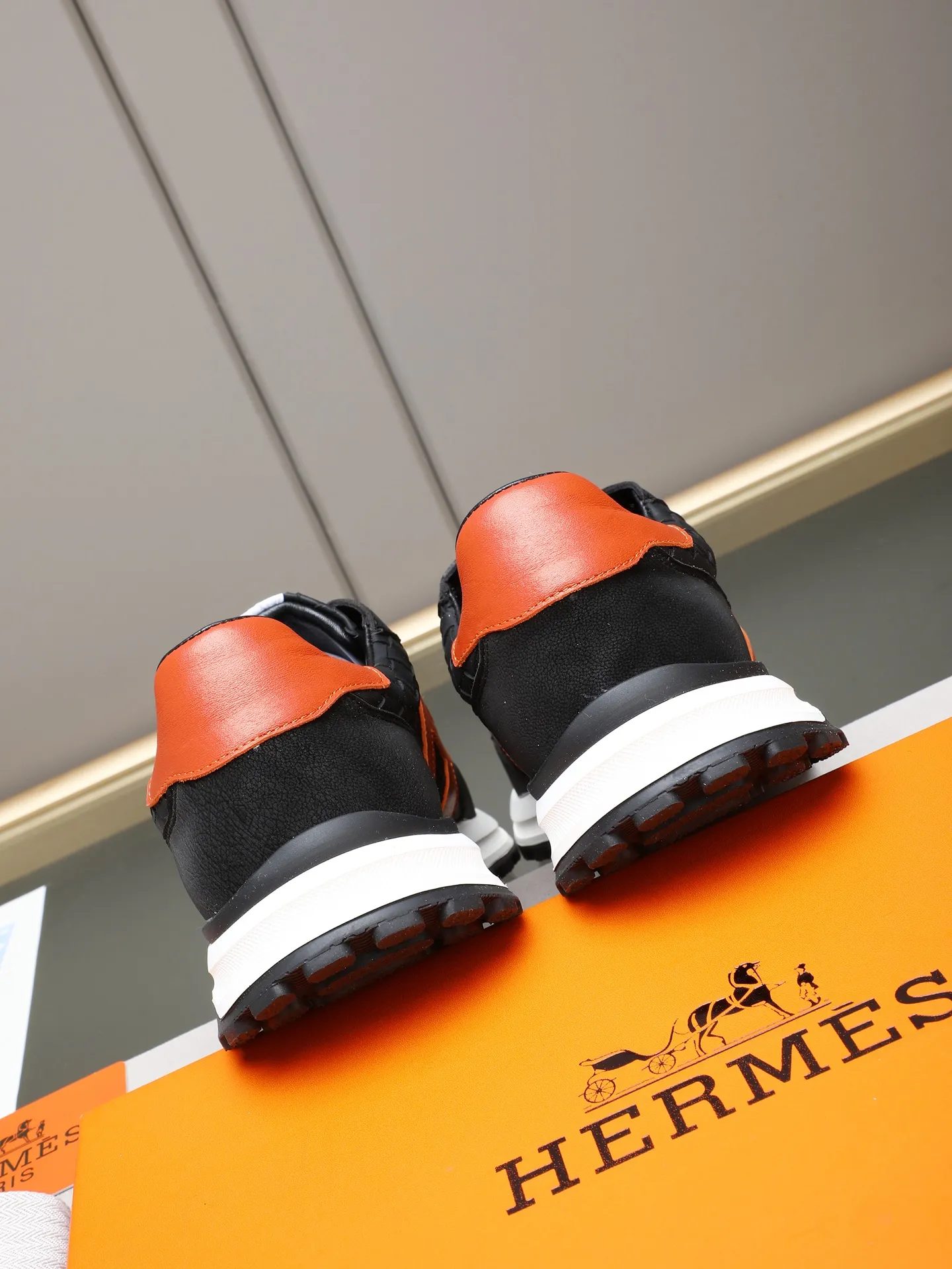 📛📛📛PPP420 (Hermes)🆕Men's color-blocked sneakers with textured calfskin details. Spliced ​​with original cowhide, this shoe draws inspiration from the equestrian world, integrating technical details and practical functions. Breathable sheep lining, original combination outsole, high-end quality, and every detail is perfectly combined! Size: 38-44 (45 can be customized)